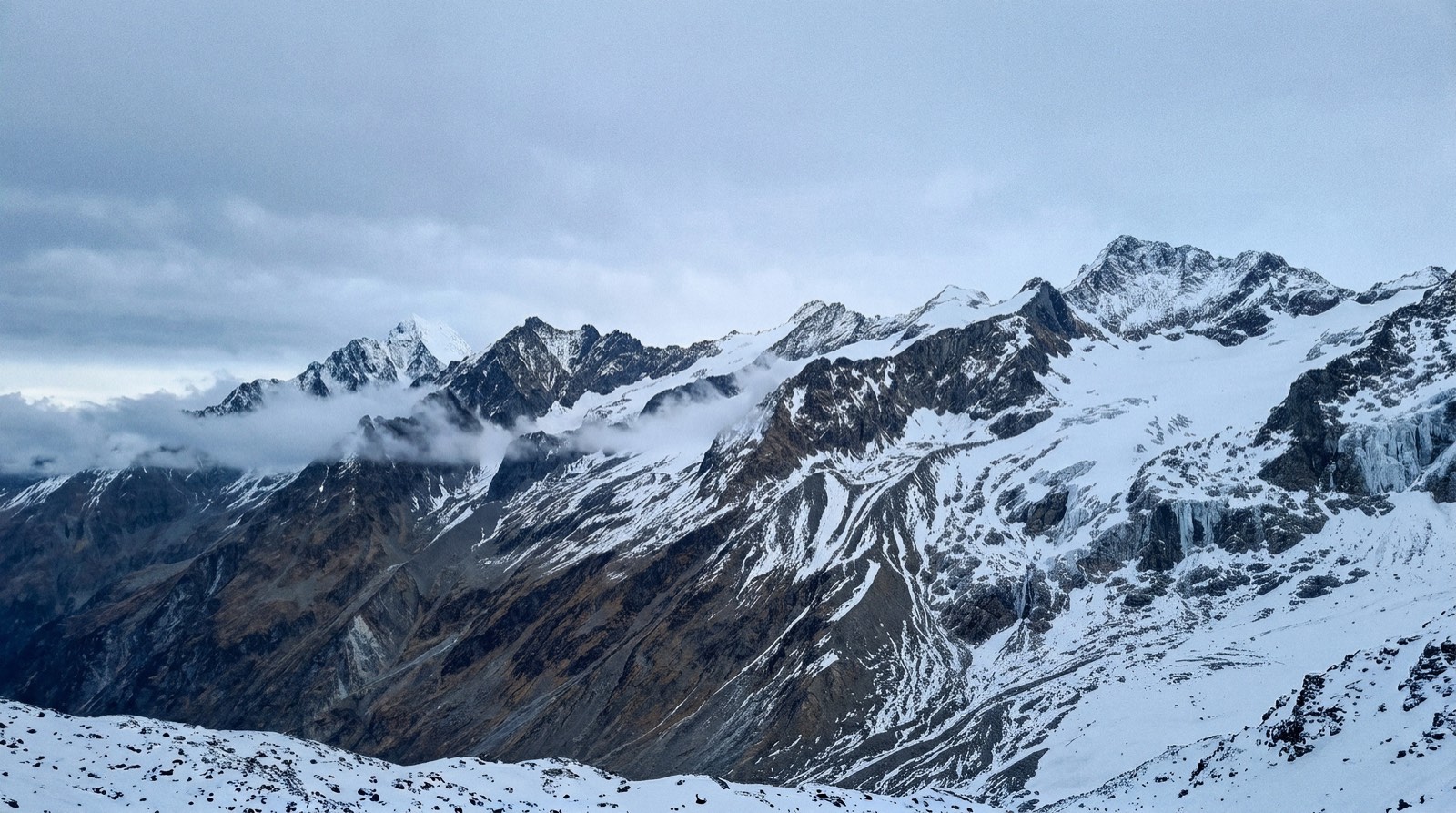 Snow-covered ridge under a low cloud ceiling